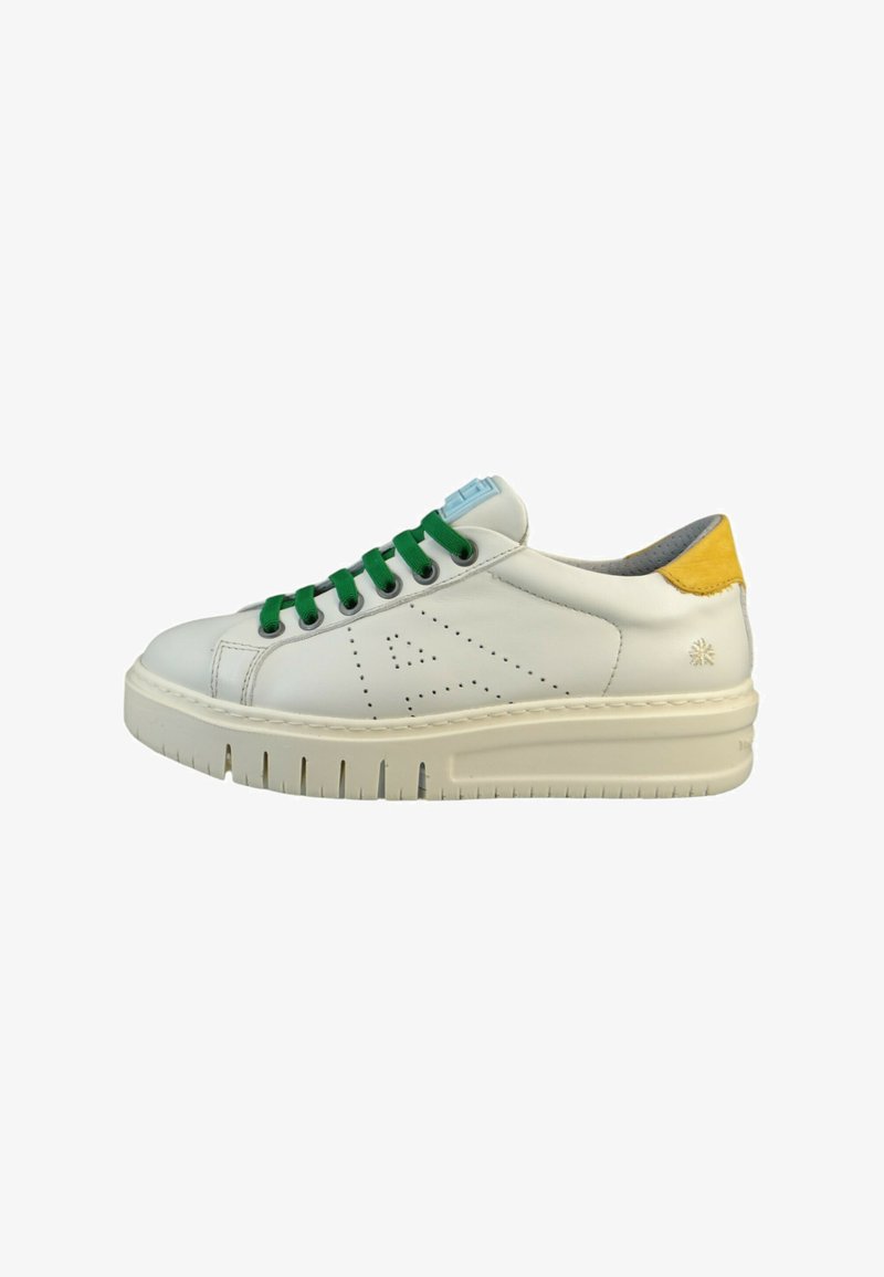 Białe skórzane sneakersy z zielonymi sznurówkami, żółtym akcentem na pięcie, perforowanymi detalami, grubą białą gumową podeszwą i niebieskim logo na języku.