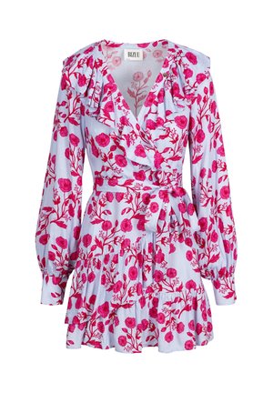 Jasnoniebieska sukienka kopertowa z długimi bufkami na rękawach, różowym kwiatowym nadrukiem, marszczonym dekoltem, wiązaną talią i warstwową spódnicą.