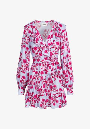 Jasnoniebieska sukienka kopertowa z długimi bufkami na rękawach, różowym kwiatowym nadrukiem, marszczonym dekoltem, wiązaną talią i warstwową spódnicą.