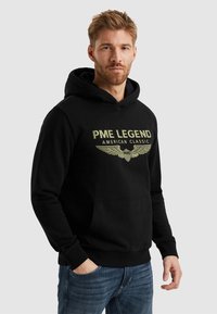 Felpa nera con cappuccio realizzata in morbido tessuto, con tasca frontale, polsini a costine e una grafica dorata che recita "PME Legend American Classic" con ali.