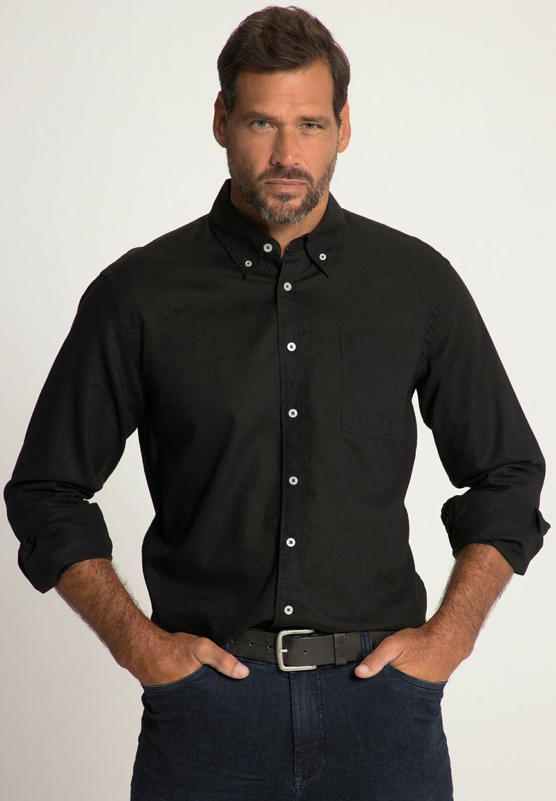 Camicia nera con colletto, maniche lunghe arrotolate ai polsini e una tasca sul petto. Presenta bottoni bianchi e una texture liscia.