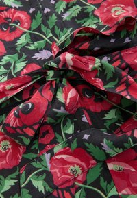 Blumenstoff mit großen roten Mohnblumen und grünen Blättern auf schwarzem Hintergrund. Enthält ein gebundenes Schleifendetail und eine strukturierte Oberfläche.
