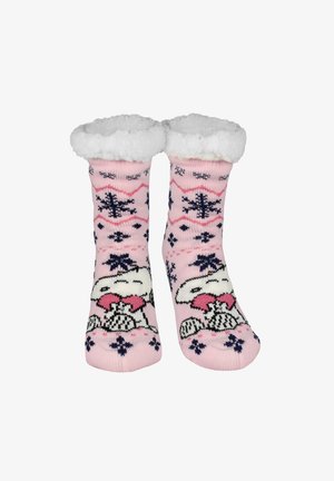 Rosa gestrickte Socken mit weißen, flauschigen Fleece-Bündchen. Mit Schneeflockenmuster und einem Cartoon-Bären, der ein Herz hält.