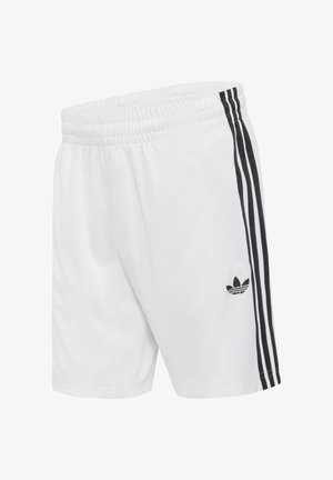 Weiße Sportshorts mit elastischem Bund, die an den Seiten drei schwarze Streifen und auf dem linken Bein ein schwarzes Adidas Trefoil-Logo haben.