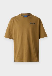 Bruine katoenen T-shirt met een ronde hals, korte mouwen en een klein zwart logo op de linkerkant van de borst. Vloeiende textuur.