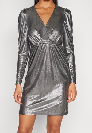 Metallisch silbernes Kleid mit langen Puffärmeln, einem tiefen V-Ausschnitt und einem Wickeldesign. Es verfügt über einen strukturierten, glänzenden Stoff und geraffte Details an der Taille.