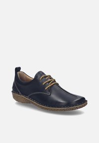 Scarpe di pelle blu navy con punta rotonda, lacci beige e cuciture a contrasto. Suola in gomma testurizzata con leggero motivo di battistrada per la presa.