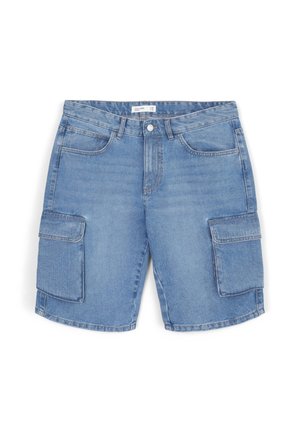 Pantaloni cargo in denim blu chiaro con tasche a soffietto davanti e sui lati, passanti per cintura e chiusura con bottone.