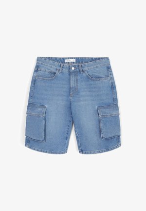 Hellblaue Denim-Cargo-Shorts mit vorderen und seitlichen Klapptaschen, Gürtelschlaufen und einem Knopfverschluss.