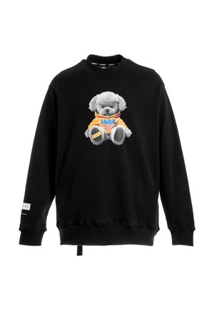 Sudadera negra con un gráfico frontal de un oso de peluche gris que lleva una sudadera con capucha naranja con texto azul, mostrado sobre un fondo blanco.