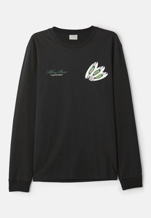 T-shirt preto de manga longa, feito de algodão, com um design gráfico de três penas brancas com detalhes em verde e vermelho no lado esquerdo do peito.