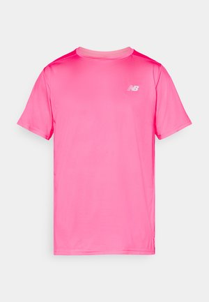 Ryškiai rožinės spalvos trumpomis rankovėmis marškinėliai, pagaminti iš glotnios, lengvos medžiagos. Savyje turi subtilią briaunų tekstūrą ir mažą baltą logotipą ant krūtinės.