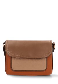 Bolso cruzado de cuero marrón y beige con cierre de solapa, que presenta una textura suave, colores contrastantes y costuras visibles.