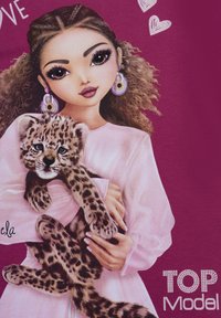 Grafisches T-Shirt mit einem Mädchen mit lockigem Haar, das ein Leopardenjunges hält. Der Hintergrund ist pink mit dekorativen Herzen und dem Text „TOP Model“. 