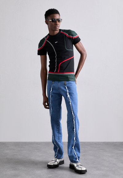 GmbH WILHELM - Print T-shirt - black/green/red/white