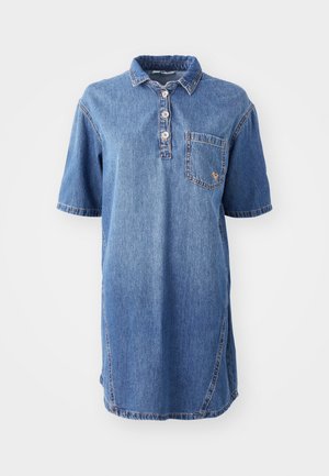 Denim-Polohemdkleid in Hellblau, mit Kragen, kurzen Ärmeln, einer Knopfleiste mit vier Knöpfen und einer aufgesetzten Tasche auf der linken Brust.