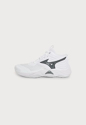Adidaș sport alb cu logo negru lateral, detalii din plasă și material sintetic, închidere cu șireturi și talpă texturată, prezentat în profil lateral.
