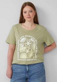 Hellolivgrünes Baumwoll-T-Shirt mit kurzen Ärmeln, Rundhalsausschnitt und weißem Grafikdruck mit Sonnen, Sternen und Pflanzenmotiven.