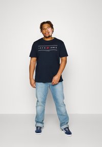 Jack & Jones JJFLAG TEE CREW NECK  - Apdrukāts T-krekls - navy blazer