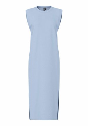 Robe sans manches bleu clair, longueur genou, avec un col rond et une fente latérale sur l'ourlet droit.