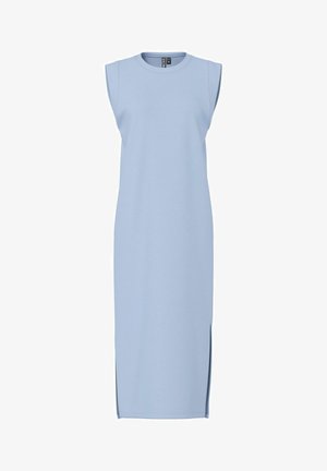 Robe sans manches bleu clair, longueur genou, avec un col rond et une fente latérale sur l'ourlet droit.