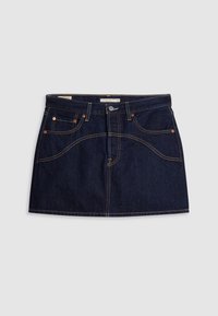 Mini-jupe en denim bleu foncé avec un bouton devant, des passants de ceinture, des rivets en cuivre et des surpiqûres jaunes courbes sur les poches et les coutures.