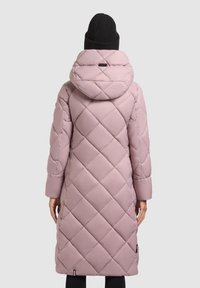 Lungo cappotto piumino rosa pallido con motivo a rombi, grande cappuccio e polsini elastici, mostrato dal retro su uno sfondo neutro.