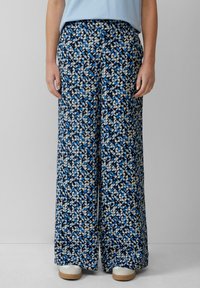 Wijde broek in een blauw en crème geometrisch patroon, gemaakt van lichtgewicht stof, met een elastische tailleband en een ontspannen pasvorm.