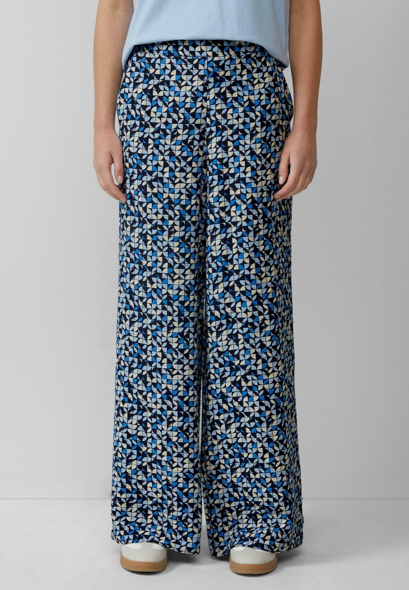 Wijde broek in een blauw en crème geometrisch patroon, gemaakt van lichtgewicht stof, met een elastische tailleband en een ontspannen pasvorm.