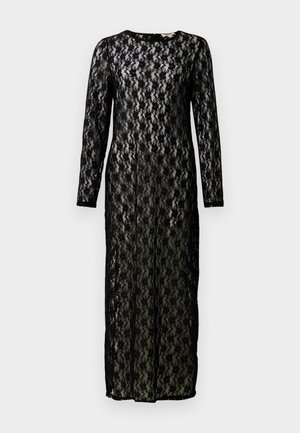 Hosszú ujjú, földig érő fekete csipke ruha virágmintázattal és alatta egyszínű béléssel, sima háttér előtt kiállítva.