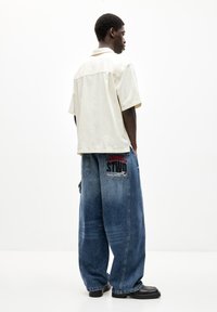 PULL&BEAR BALLOON FIT WITH EMBROIDERED POCKET - Relaxed fit -farkut - blue denim