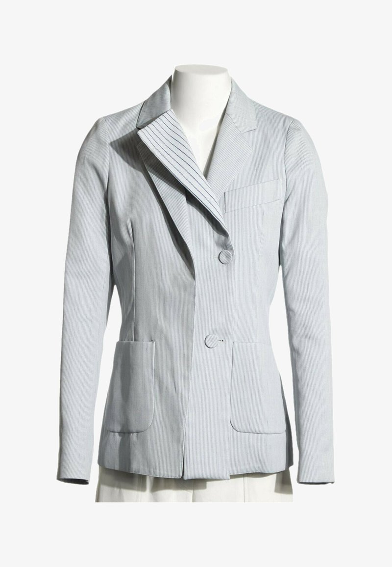 Blazer gris clair à fines rayures, deux boutons devant, col à revers cranté, deux poches plaquées basses et une poche poitrine passepoilée, présenté sur un mannequin.