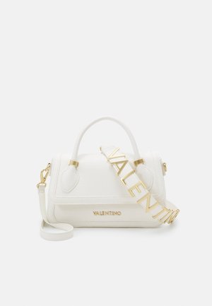Biała torebka Valentino z złotymi elementami, górnym uchwytem, regulowanym paskiem na ramię oraz dużym złotym logo w formie litery na przedniej klapie.