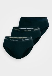 Tri páry čiernych slipov Calvin Klein so soft elastickým pásom so značkou, hladkým povrchom a klasickým strihom.