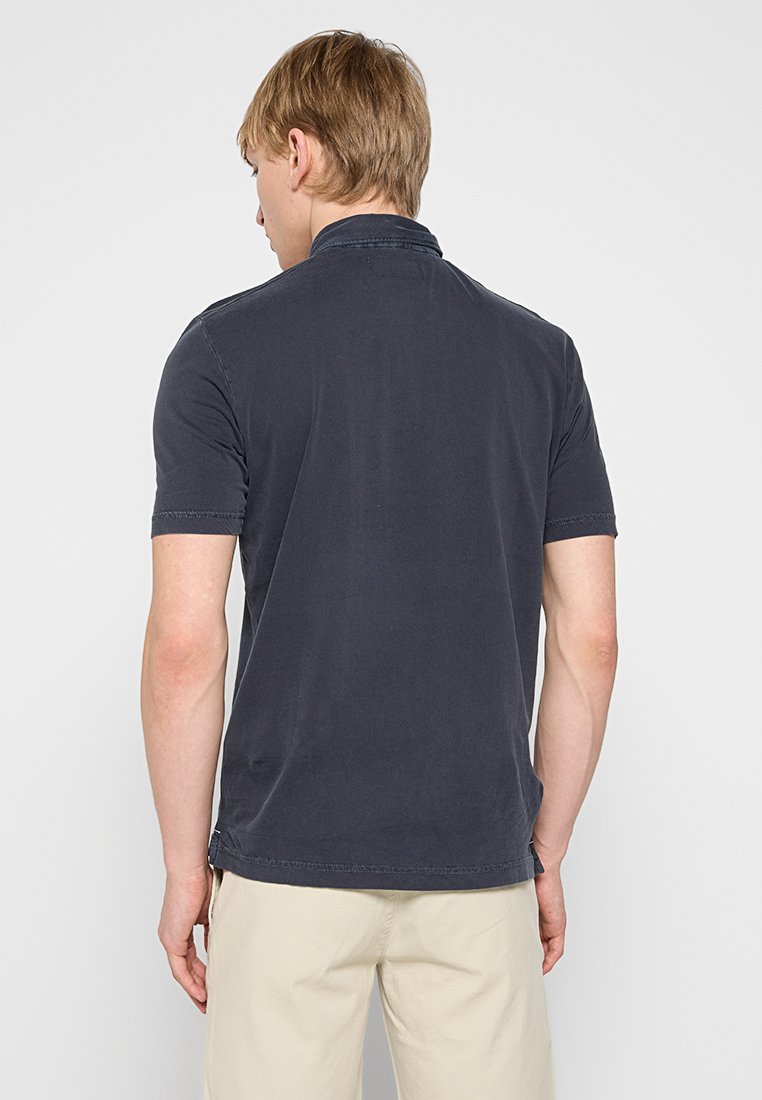 Dunkelgraues kurzärmeliges Poloshirt mit klassischem Kragen, weicher Textur und seitlichen Schlitzen am Saum für einen besseren Bewegungsspielraum.