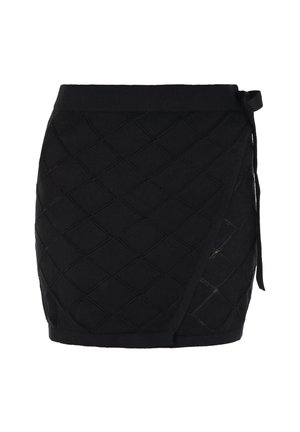 Čierna sukňa s prešívaným diamantovým vzorom, s dizajnom na zavinovanie a bočným zaväzovaním. Vyrobená z jemnej látky s textúrovaným povrchom.