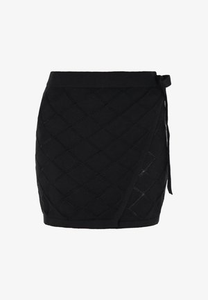 Čierna sukňa s prešívaným diamantovým vzorom, s dizajnom na zavinovanie a bočným zaväzovaním. Vyrobená z jemnej látky s textúrovaným povrchom.