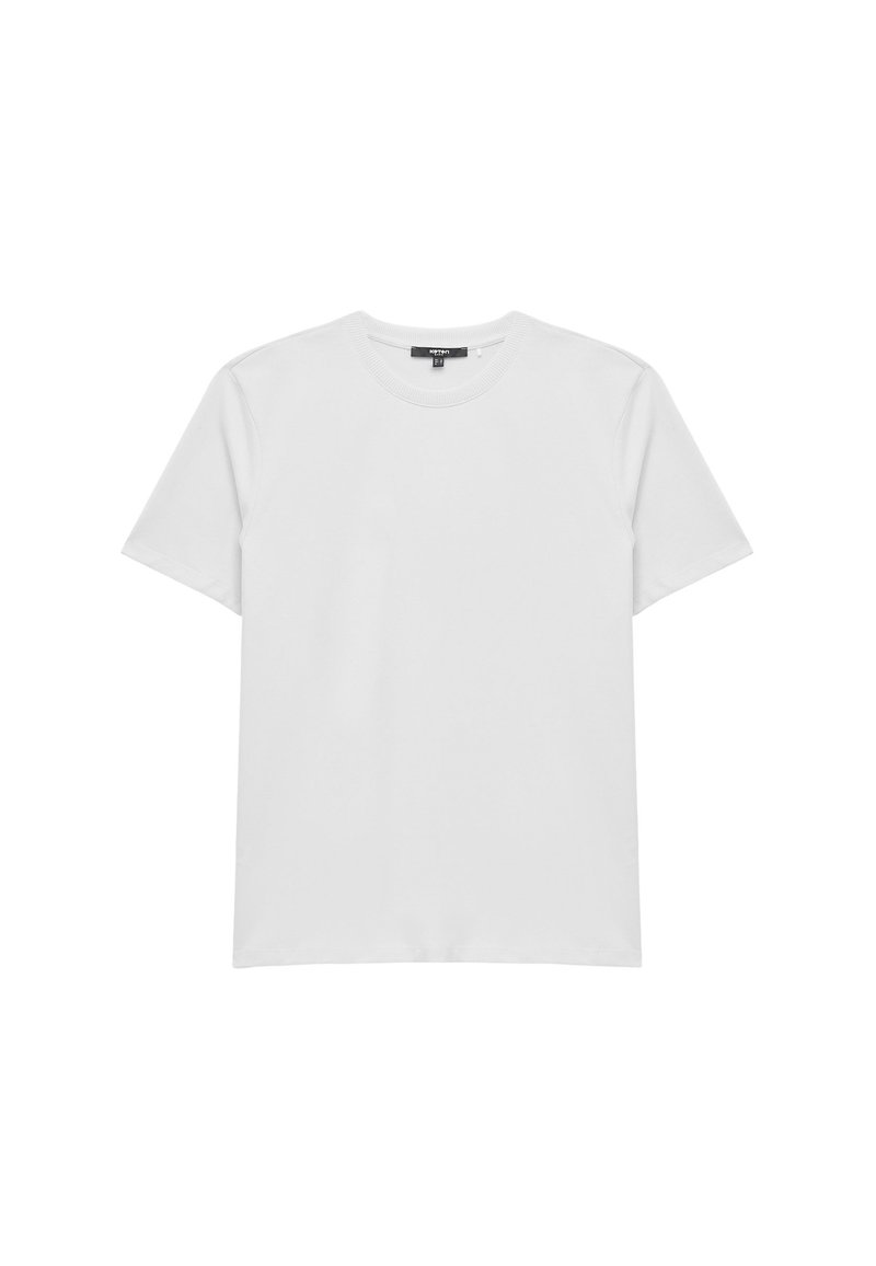 Camiseta blanca de algodón con mangas cortas, cuello redondo y un diseño liso. Tela suave sin patrones ni elementos metálicos visibles.
