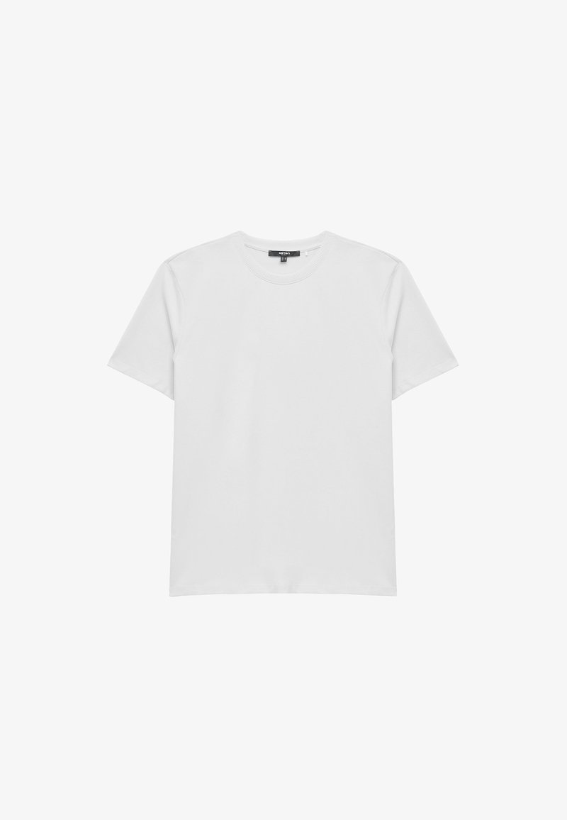 Camiseta blanca de algodón con mangas cortas, cuello redondo y un diseño liso. Tela suave sin patrones ni elementos metálicos visibles.