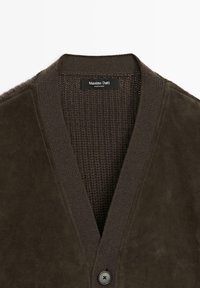Cardigan marrone con un morbido esterno in suede, interno in tessuto a maglia e chiusura con bottoni nella parte anteriore, con un leggero design a V.