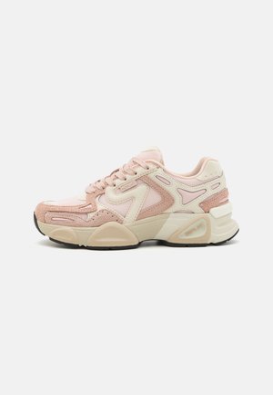 Lys rosa sneakers med en blanding av mesh og semsket skinn. Har en kraftig såle, kontrasterende beige detaljer og et lagdelt design.