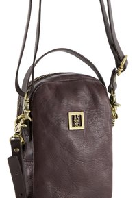 Hnědá kožená crossbody taška s texturovaným povrchem, zdobená zlatou štítkem s logem a akcenty, zipovým uzávěrem a nastavitelným popruhem.