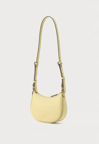 Κίτρινη δερμάτινη τσάντα χιαστί με καμπυλωτό σχήμα, ρυθμιζόμενο λουρί και χρυσές μεταλλικές λεπτομέρειες. Ομαλή υφή και μινιμαλιστικός σχεδιασμός.