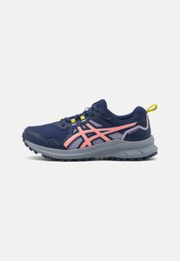 Zapatilla de running azul con parte superior de malla y sintético, que presenta acentos rosas, entresuela gris, suela texturizada y cordones amarillos para mayor visibilidad.