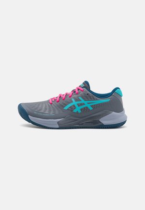 Baskets de sport grises avec lacets roses et accents turquoise. Présentent un dessus texturé et une semelle durable pour l'adhérence. Design léger et ergonomique.
