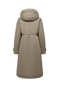Parka lunga beige con cappuccio, vita cintrata e maniche lunghe. Texture liscia con silhouette dritta e dettagli di design minimal.