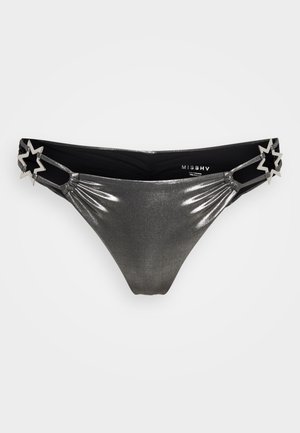 Bas de bikini couleur gris métallique avec une finition brillante, présentant des accents noirs et des attaches en forme d'étoile sur les côtés. Tissu extensible avec des détails froncés.