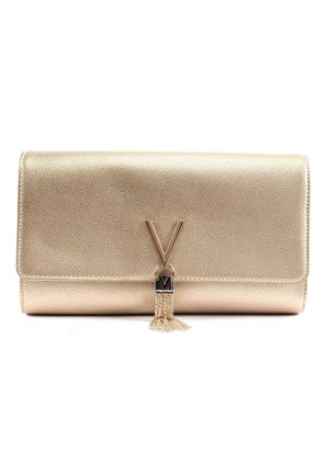 Goudkleurige clutch met textuur, voorzien van een metalen V-vormige sluiting en een ketting met kwastdetail, afgebeeld tegen een witte achtergrond.