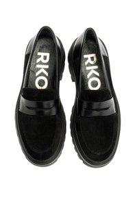 Czarne loafersy z gładkim paskiem z lakierowanej skóry, zamszowym wierzchem i wyściełaną wkładką, z logo "RKO" nadrukowanym w srebrnym kolorze na wkładce.