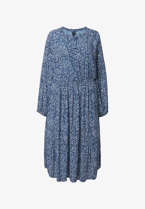 Modré šaty s květinovým vzorem, dlouhými rukávy, kulatým výstřihem a nařaseným pasem, vyrobené z lehké látky.